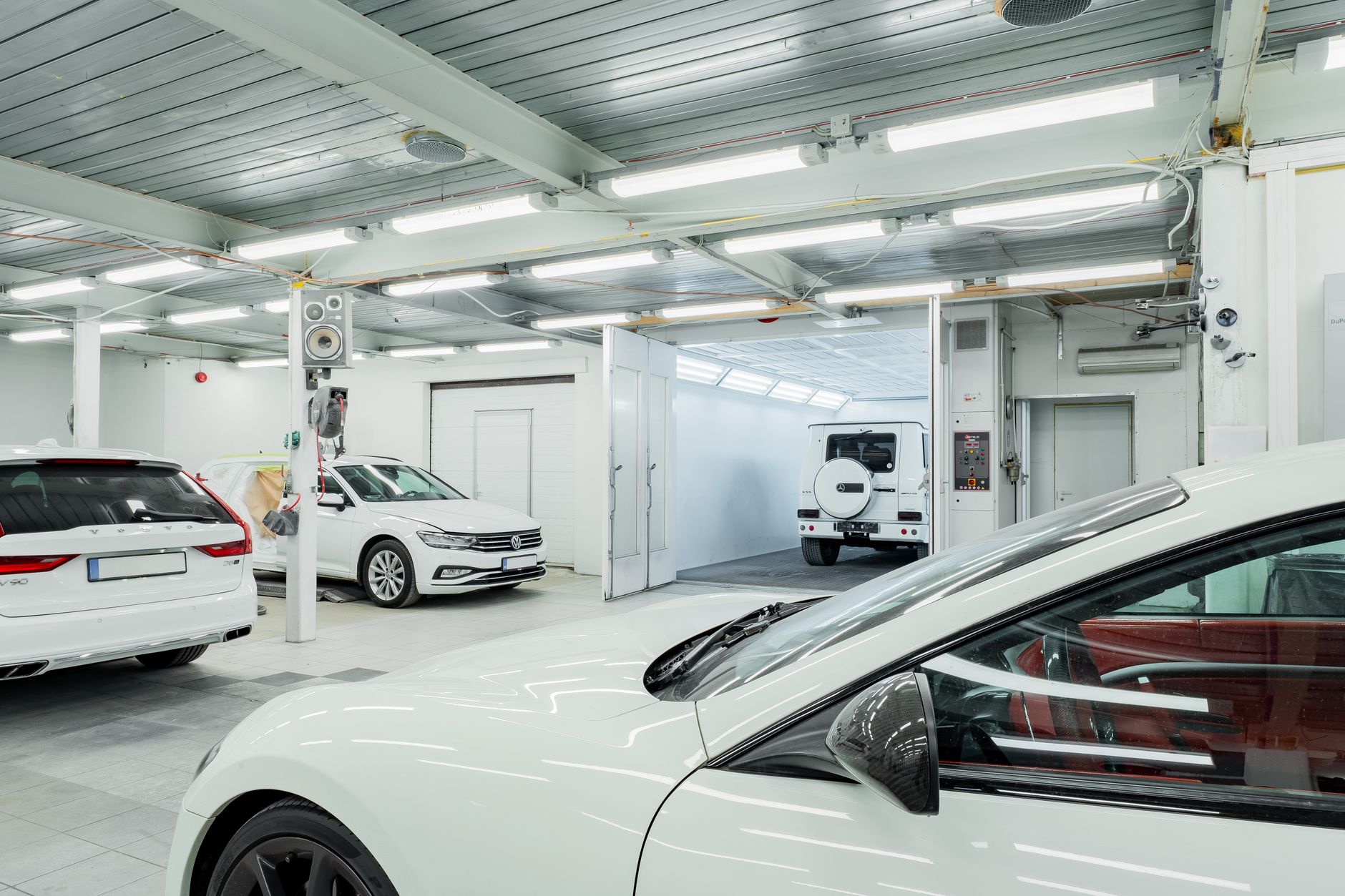 Atelier automobile moderne avec mécanicien au travail