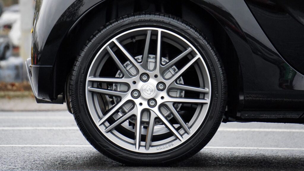 Comprendre l’état des pneus et les bons réflexes pour rouler plus sereinement.