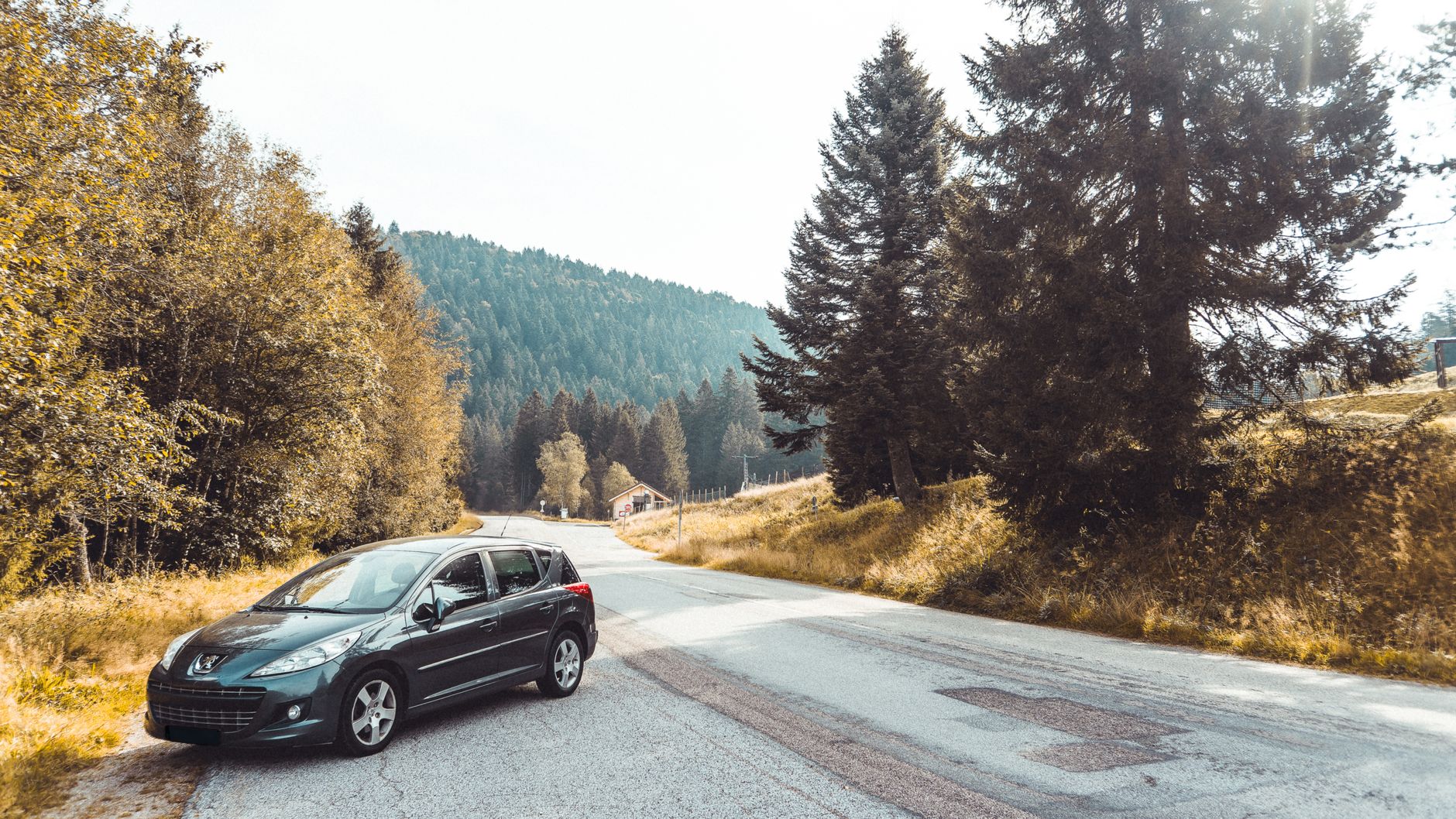Voiture sur route pour un trajet quotidien