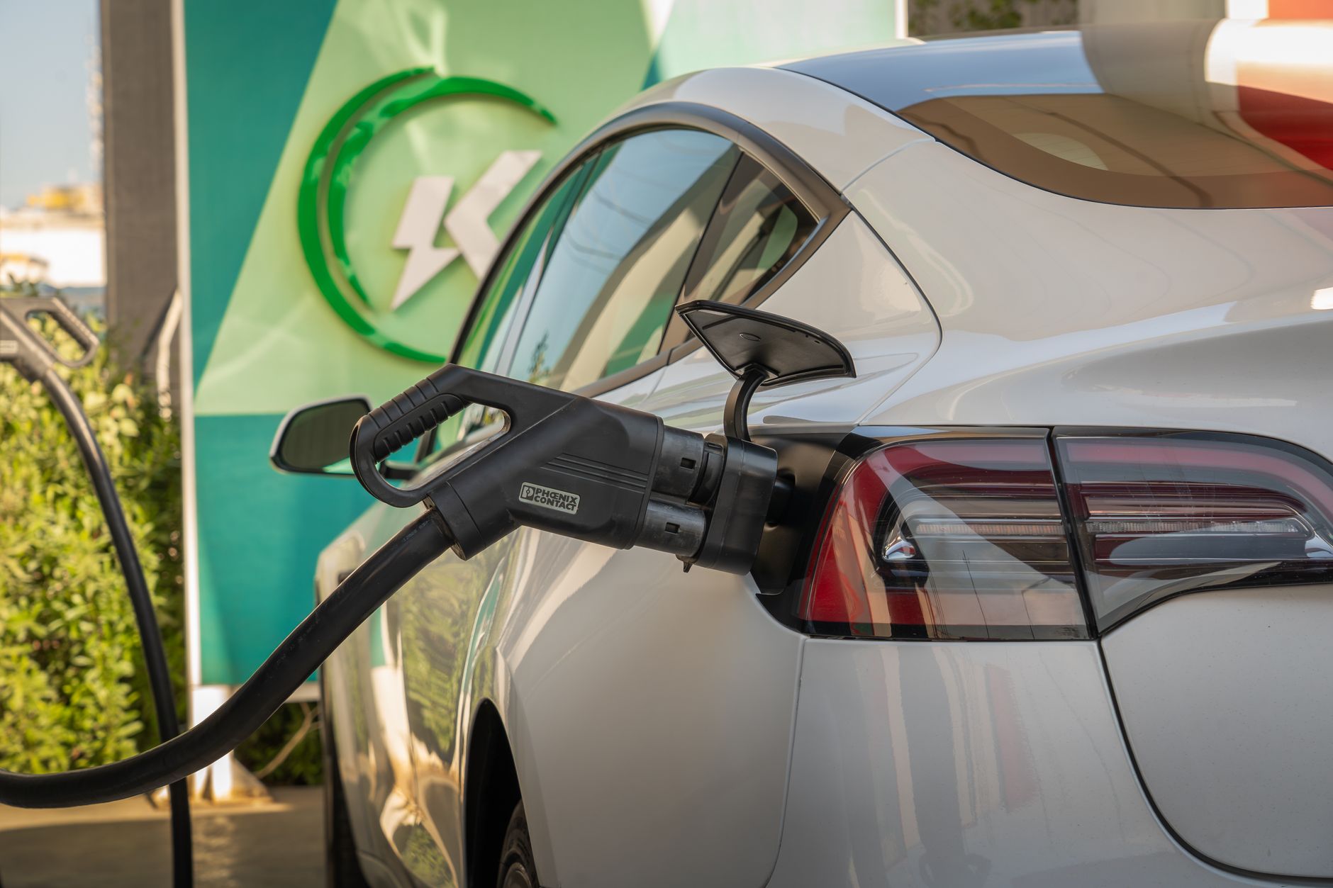 Voiture électrique en recharge