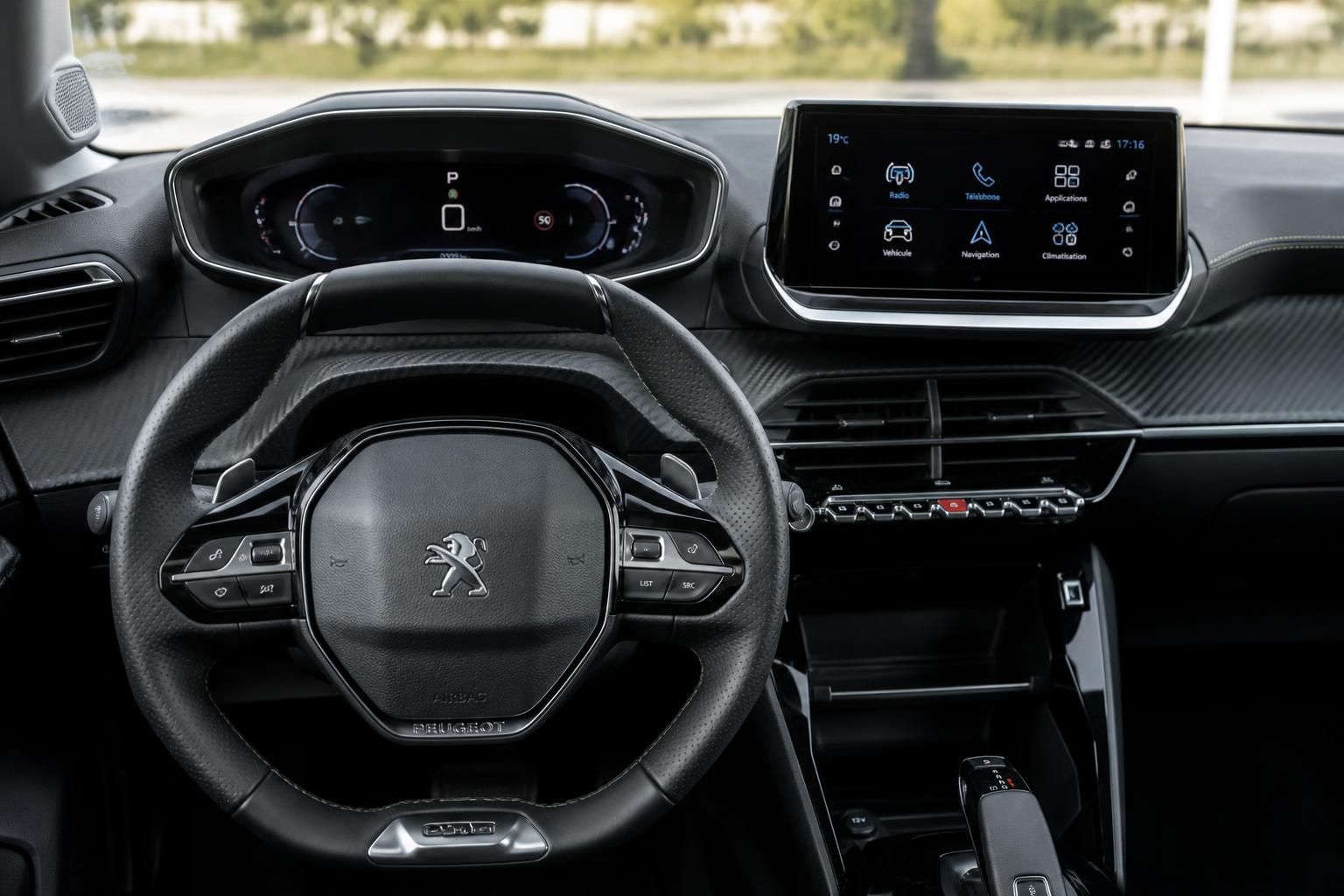 découvrez tout ce qu'il faut savoir sur le tableau de bord de la peugeot 208 style : fonctionnalités, design et astuces pour une conduite optimale.